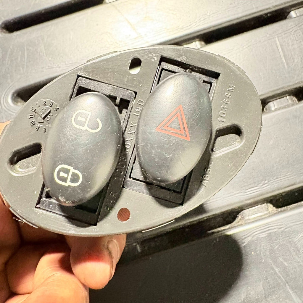 MG 2002-2005 REG HAZARD WARNING/CENTRAL LOCK UNLOCK SWITCH