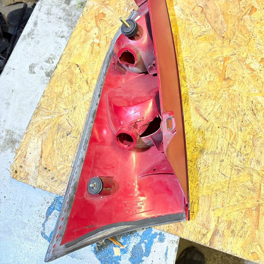 FORD FOCUS MK1 1998-2005 LEFT PASSENGER SIDE REAR TAIL LIGHTS 1M5113405