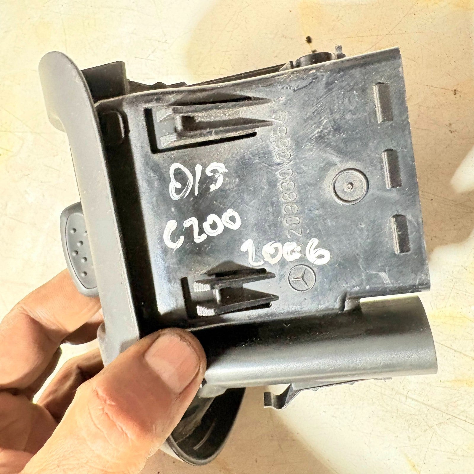 Mercedes C-Class drivers side dash air vent assembly (2000-2006)