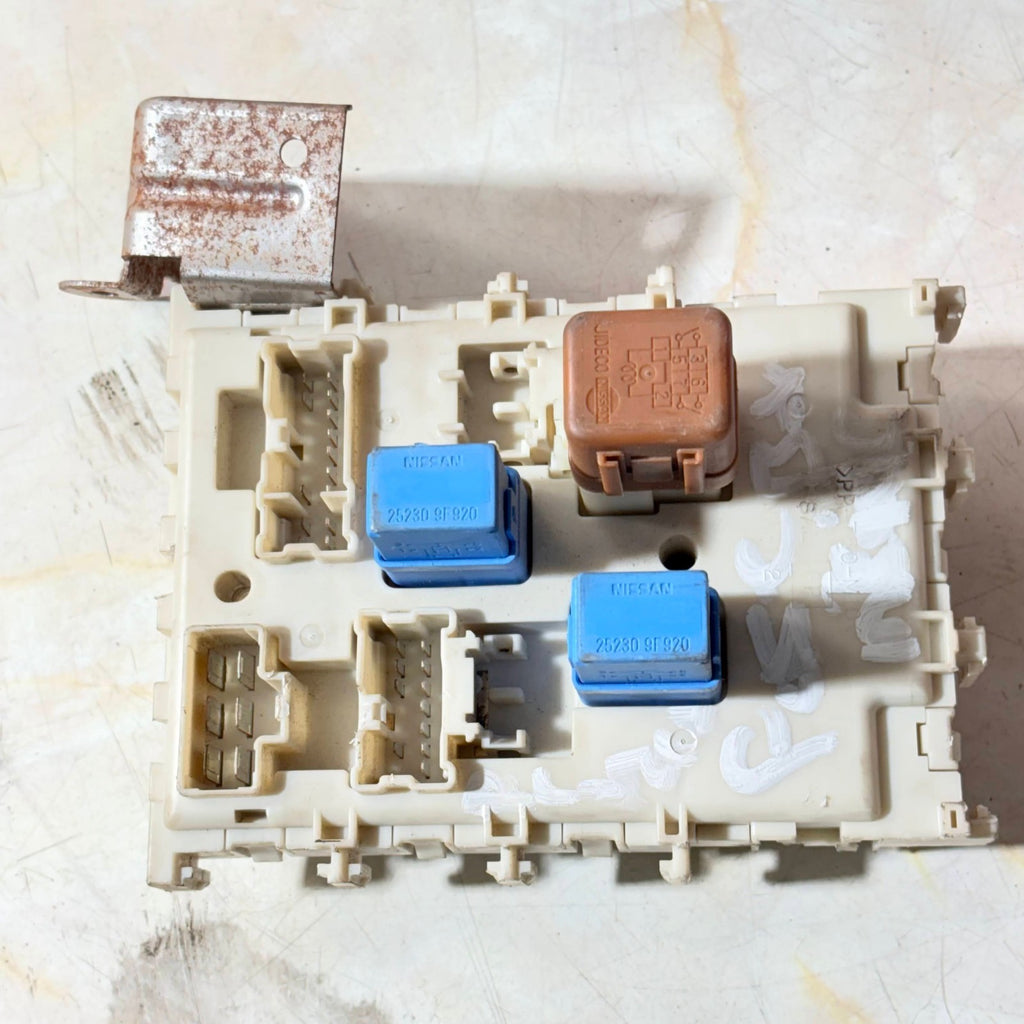 NISSAN PRIMERA FUSE BOX 24350-AV700 2001-2008