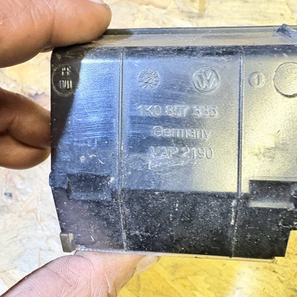 Volkswagen Golf Centre Console Ashtray (Ash Tray) 1k0857335