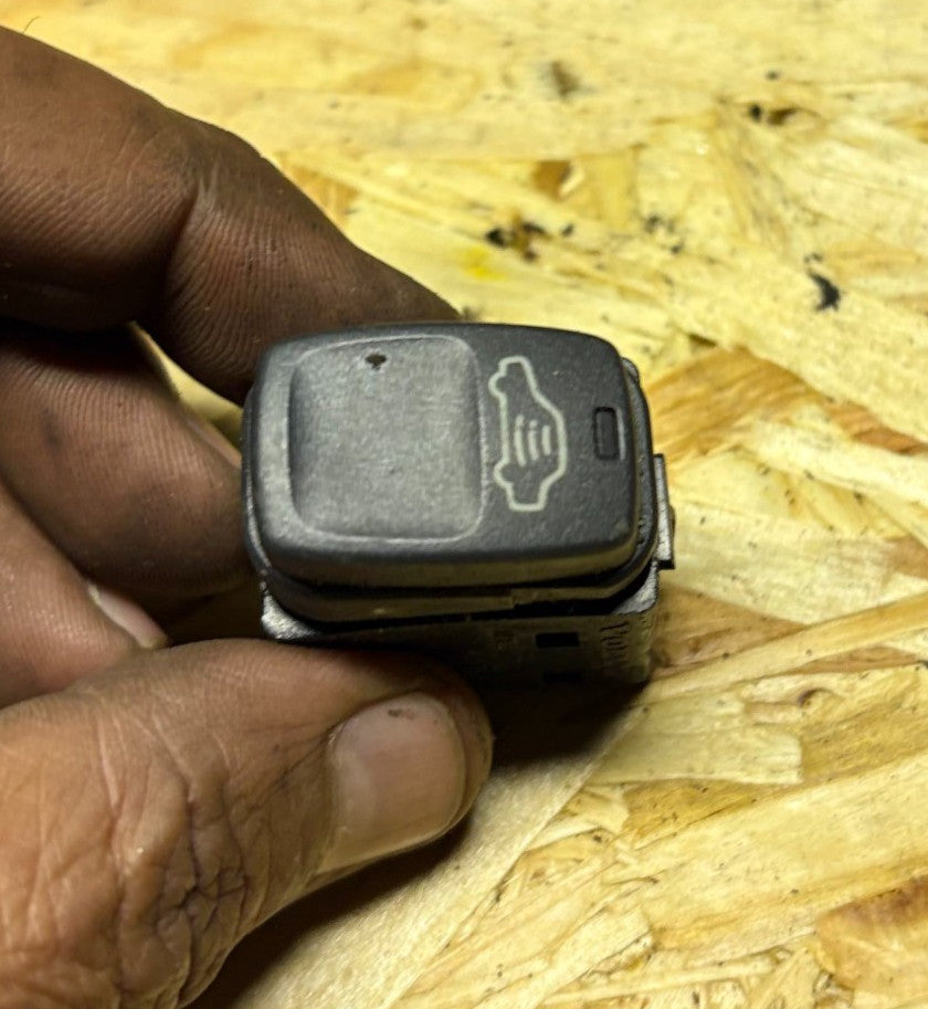 9168279 01W48E Alarm switch Fits for Volvo S80