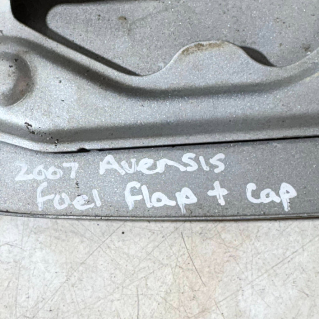 TOYOTA AVENSIS MK2 T250 2003-2009 FUEL FILLER TANK FLAP 7735005010
