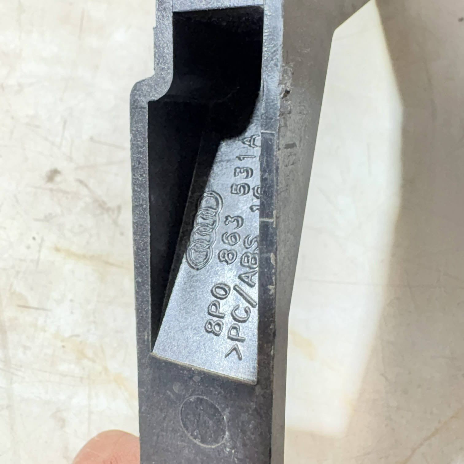 AUDI A3 8P 5DR GEAR LEVER PLASTIC BRACKET 8P0863531A (2010)