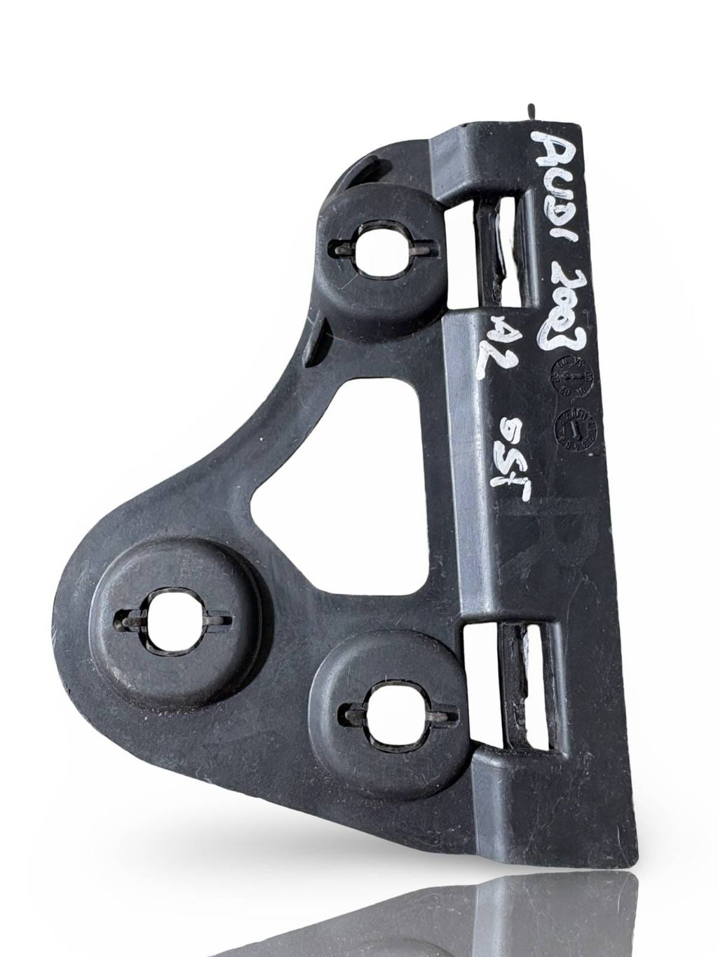 2003 AUDI A2. 1.4 PETROL. 8Z0821250A BUMPER SUPPORT BRACKET