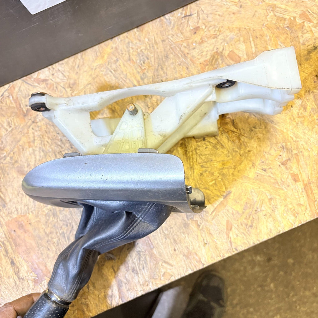 Toyota RAV4 XA20 2003-2005 RHD 5 Speed Manual Gear Lever Shifter + Trim