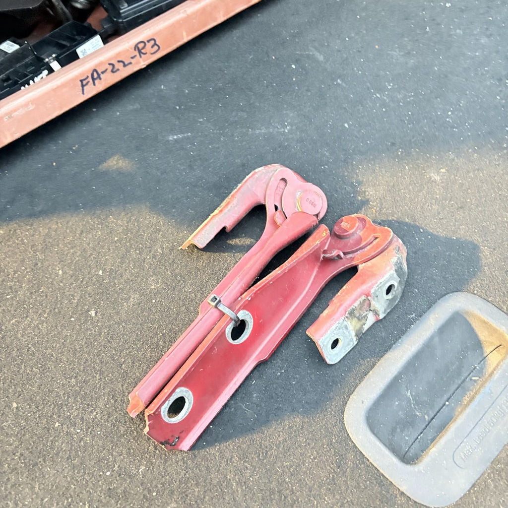 AUDI A3 8P 2006 BONNET HINGES BOTH OSF NSF SIDES 8P0823302B 8P0823301B