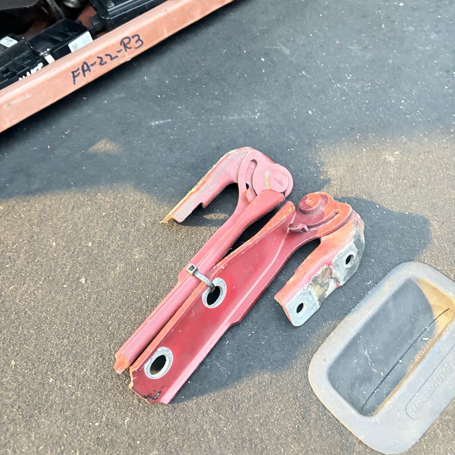AUDI A3 8P 2006 BONNET HINGES BOTH OSF NSF SIDES 8P0823302B 8P0823301B