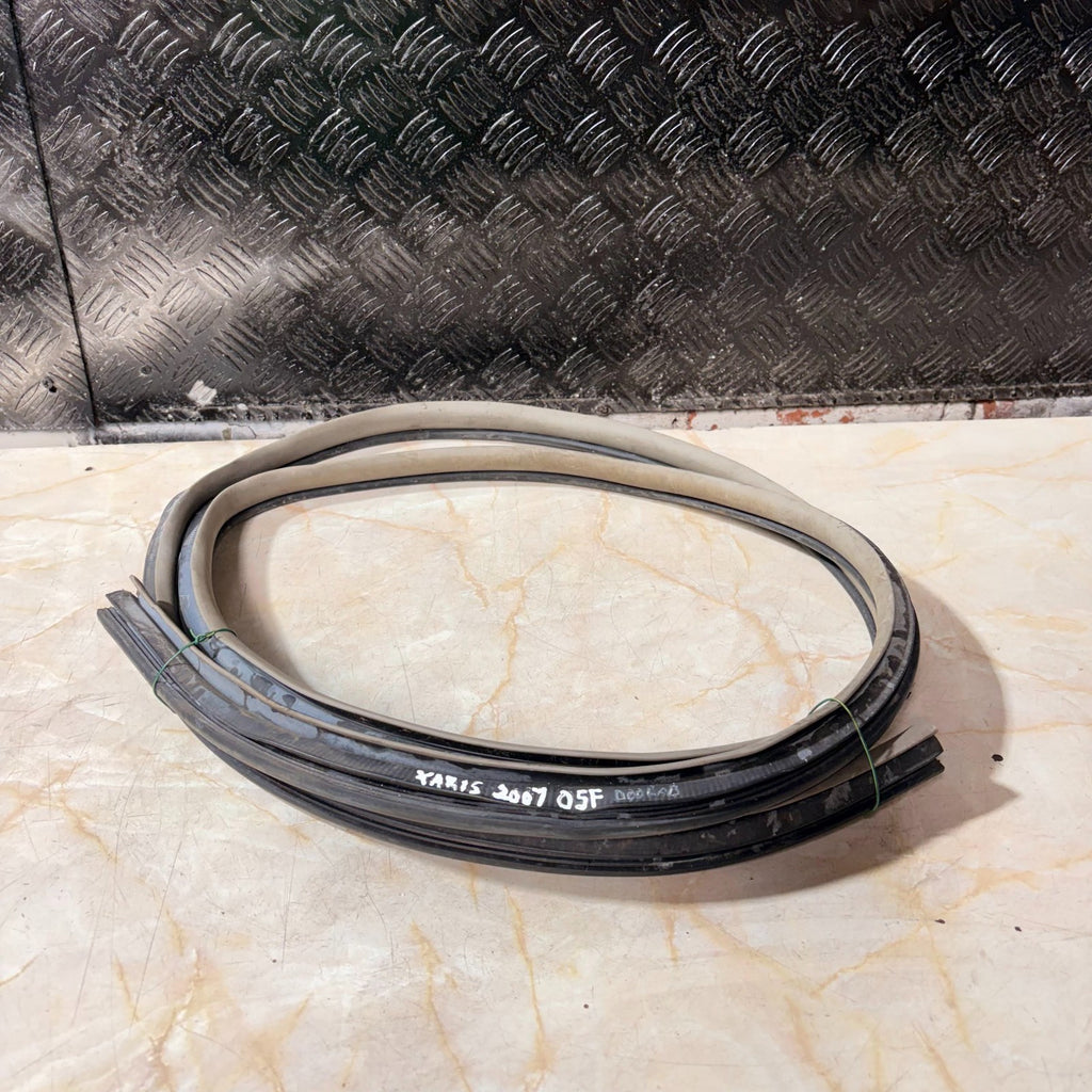 TOYOTA YARIS MK2 XP90 2005-2011 FRONT RIGHT DRIVER DOOR WEATHERSTRIP RUBBER SEAL