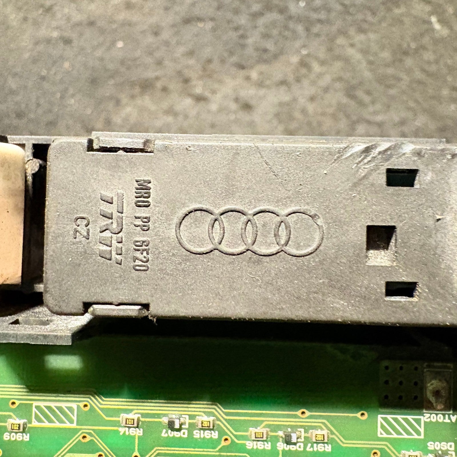 AUDI CD CHANGER PLAYER 8K2 959 674 A