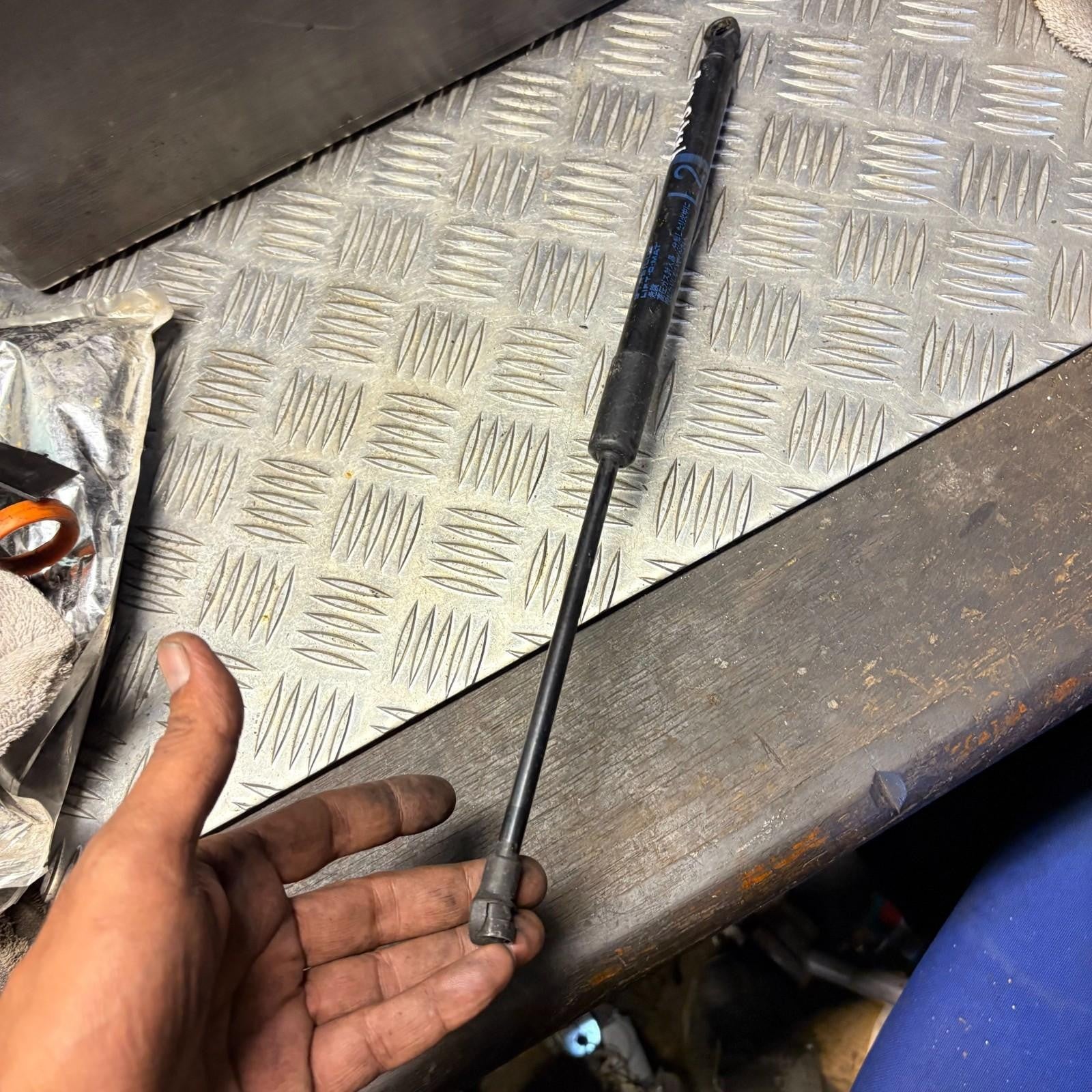 2012 TOYOTA YARIS 5DR REAR TAILGATE STRUT 68960-0W620