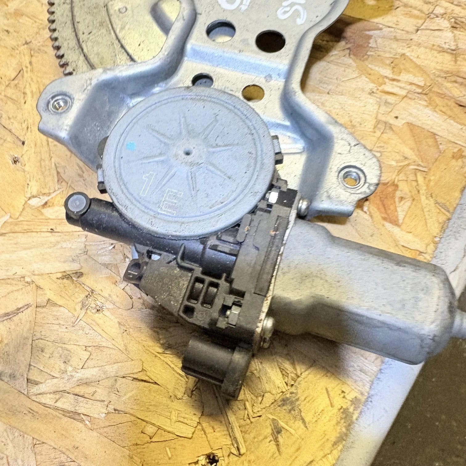 Suzuki SX-4 WINDOW REGULATOR MOTOR PASSENGER FRONT SIDE 2010