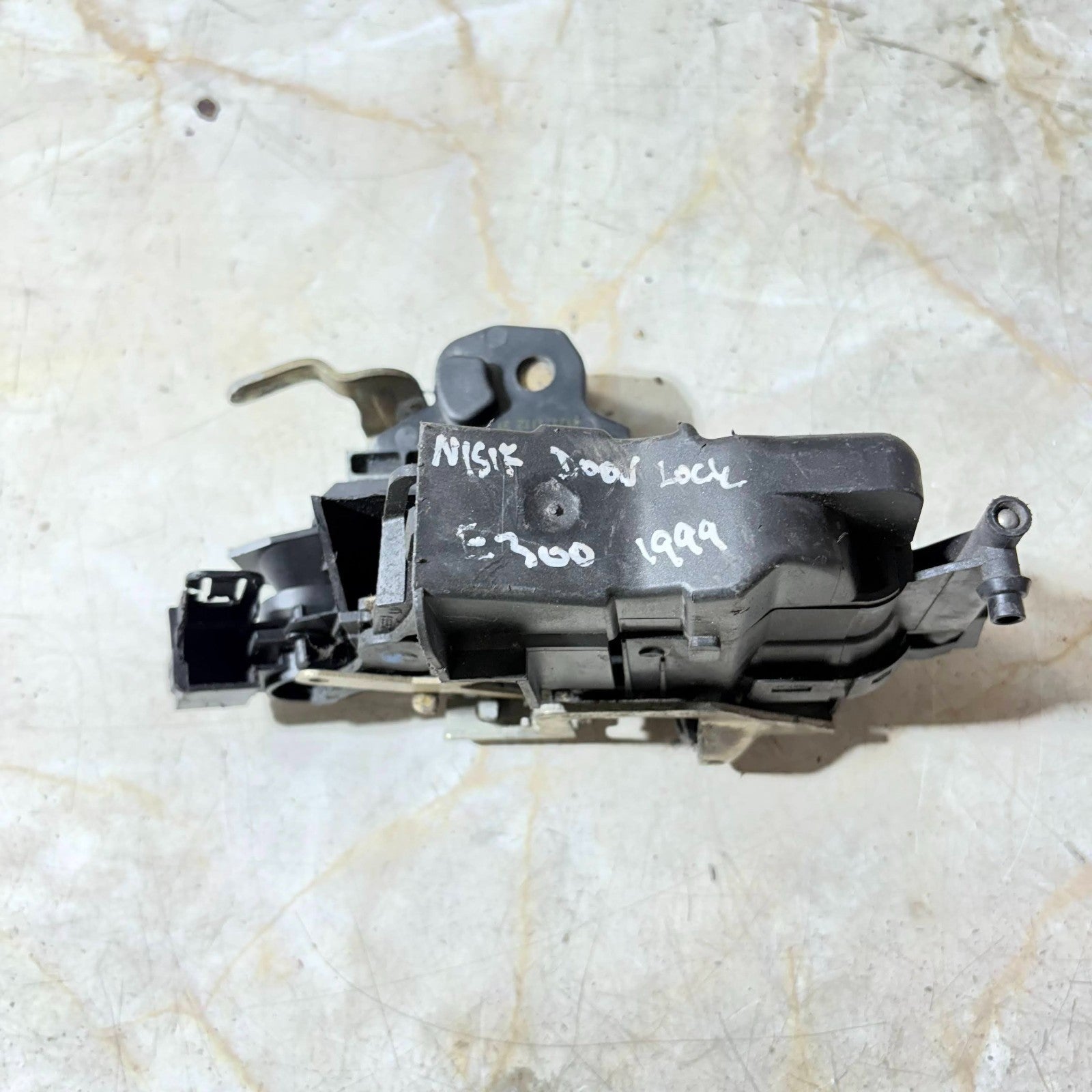 1995-2001 MERCEDES E300 NEARSIDE PASSENGER FRONT CENTRAL LOCKING UNIT