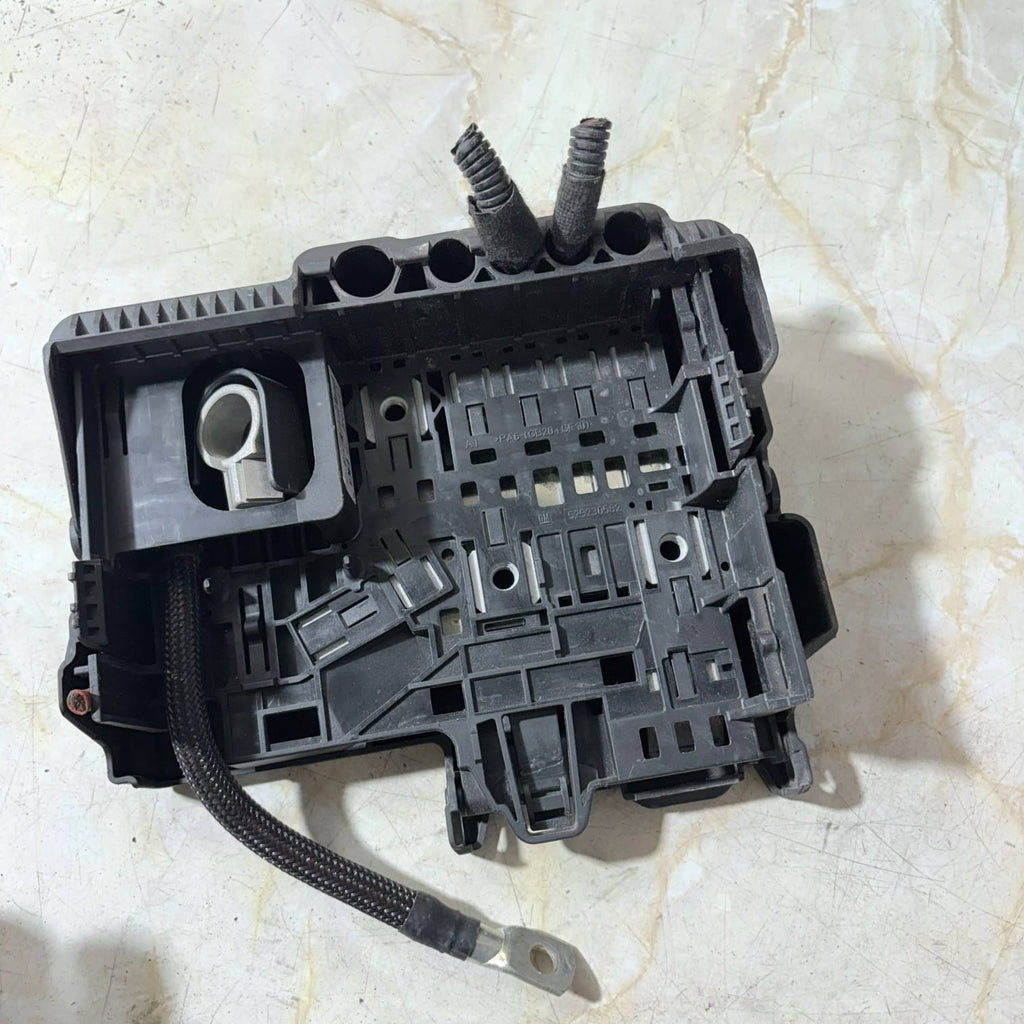 VAUXHALL ADAM BATTERY FUSE BOX 525230582 POWER BOARD 1.4 PETROL A14XEL 2015