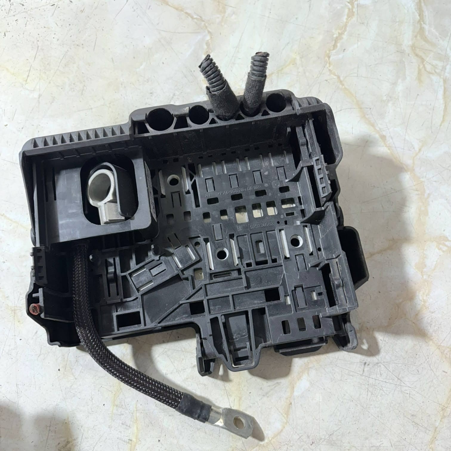 VAUXHALL ADAM BATTERY FUSE BOX 525230582 POWER BOARD 1.4 PETROL A14XEL 2015
