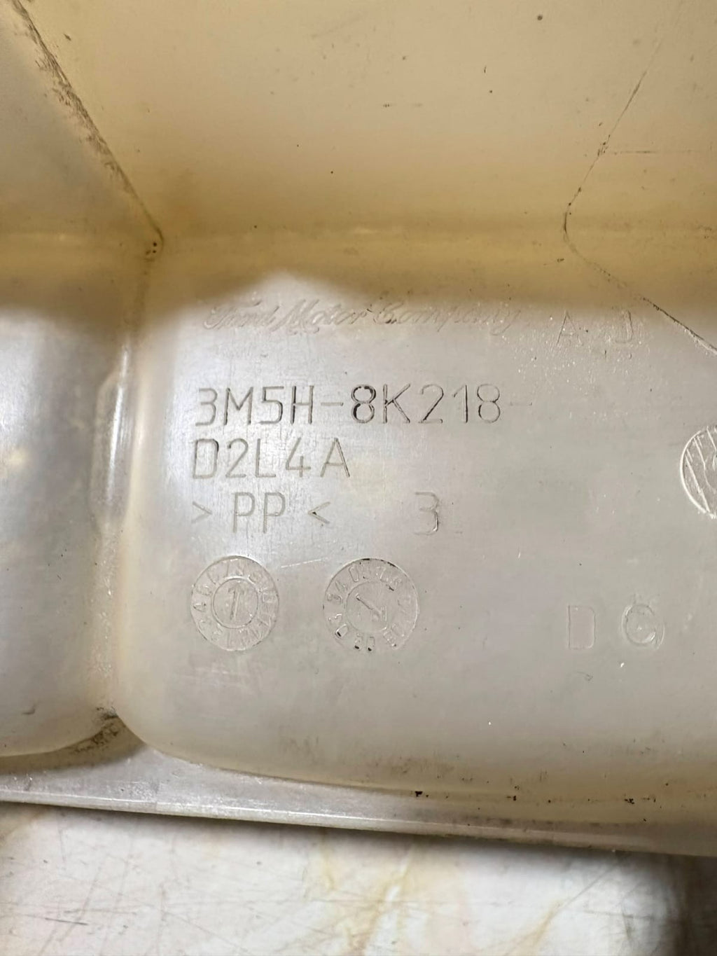 3M5H-8K218 Volvo C30 08-13 C70 06-13 S40 V50 04-12 Coolant Tank