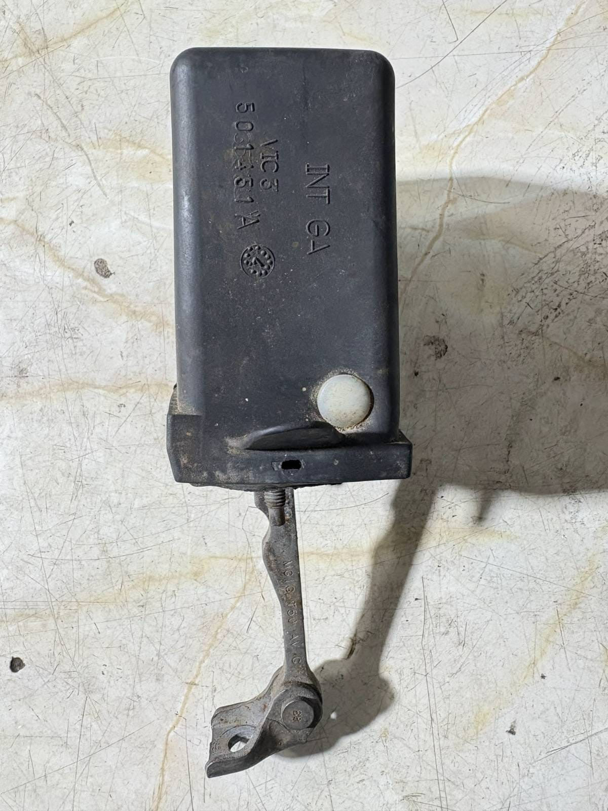 PEUGEOT 307 CC DOOR STOP CATCH OSF DRIVERS FRONT 501451A 2008