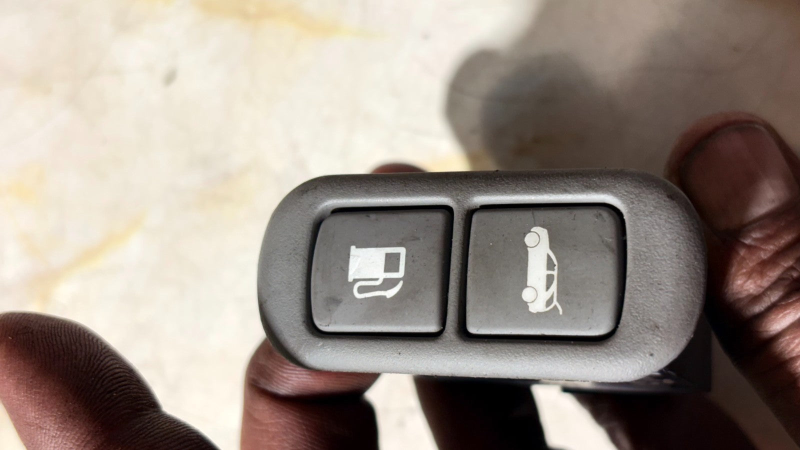 Kia Sorento Mk1 2002-2009 Tailgate Boot & Fuel Gas Flap Release Switch 935503E02