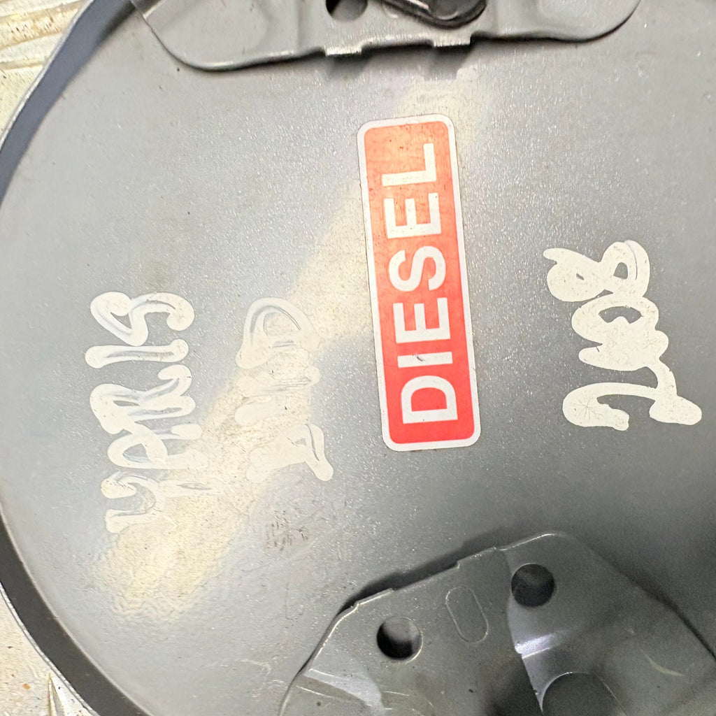 2008 TOYOTA YARIS FUEL FILLER FLAP COVER & PETROL CAP SILVER