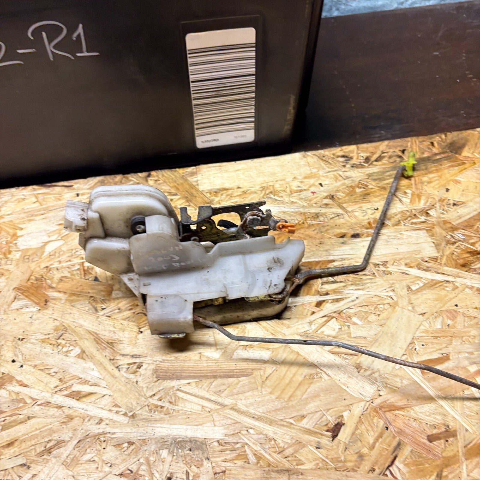 1999-2006 MITSUBISHI SHOGUN DOOR LOCK PASSENGER FRONT LEFT SIDE