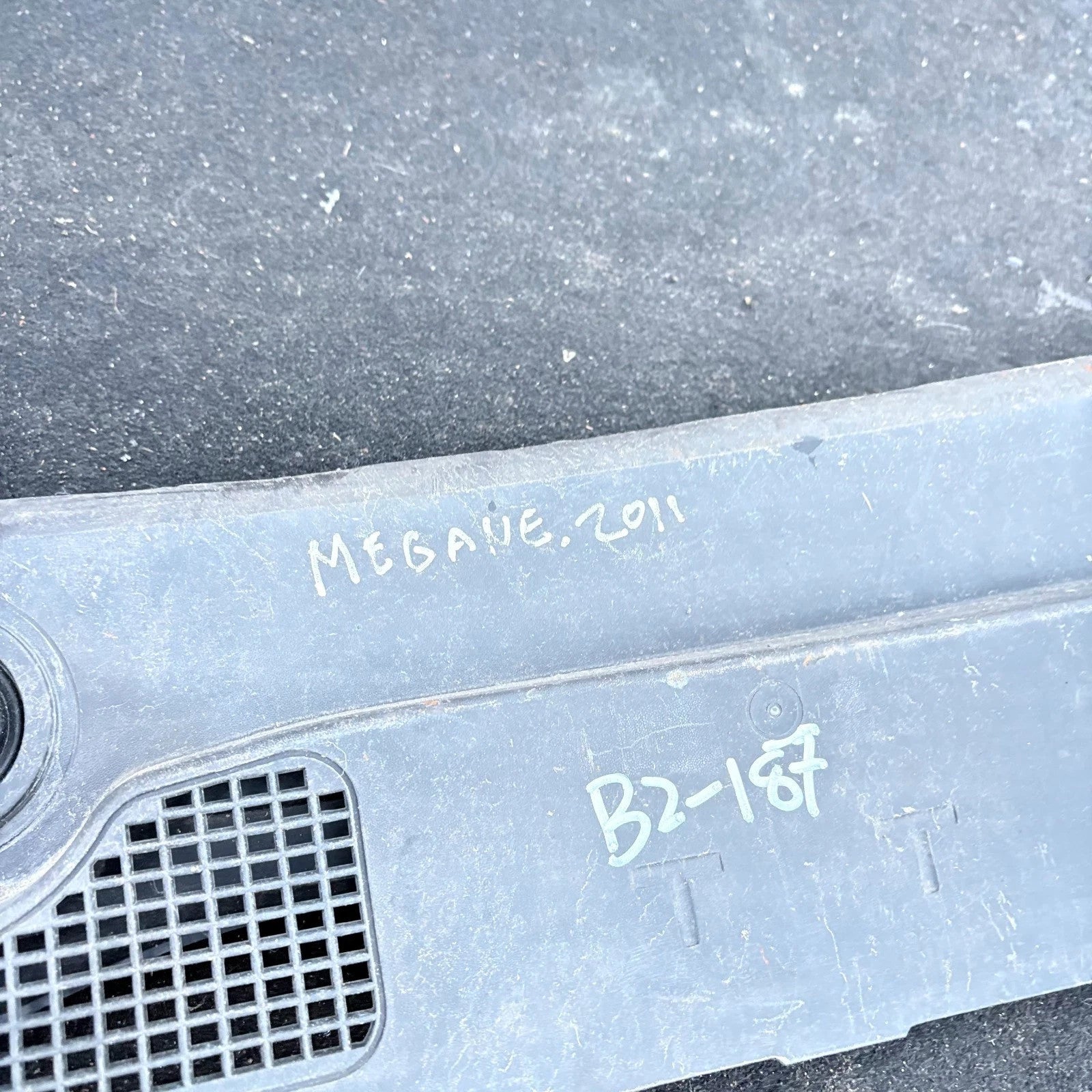 RENAULT MEGANE III Front Wiper Cowl Trim 9810MB010 2011
