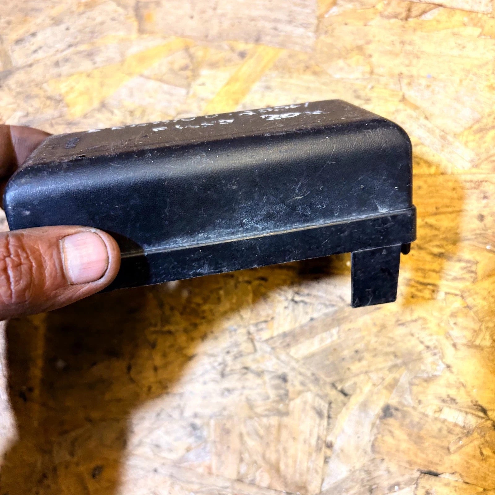 Kia Sedona/Carnival 2001-2006 Under Bonnet Fuse/Relay Box Lid Cover