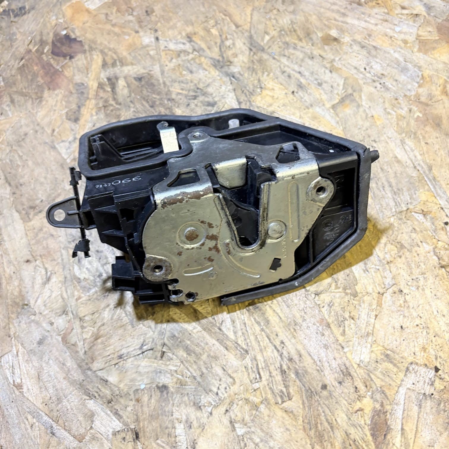BMW 1 3 5 Series E60 E87 E90 Driver Front Door Latch Actuator Catch 7167066 2005
