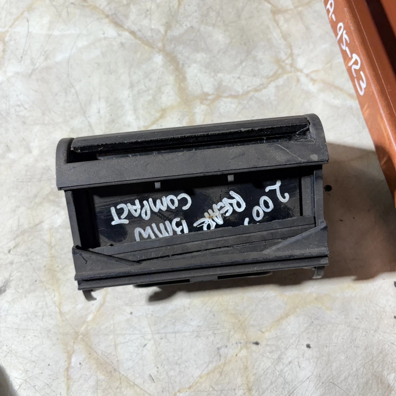 BMW 3-Series 2002 Center Console Ashtray (Ash Tray) 307220100