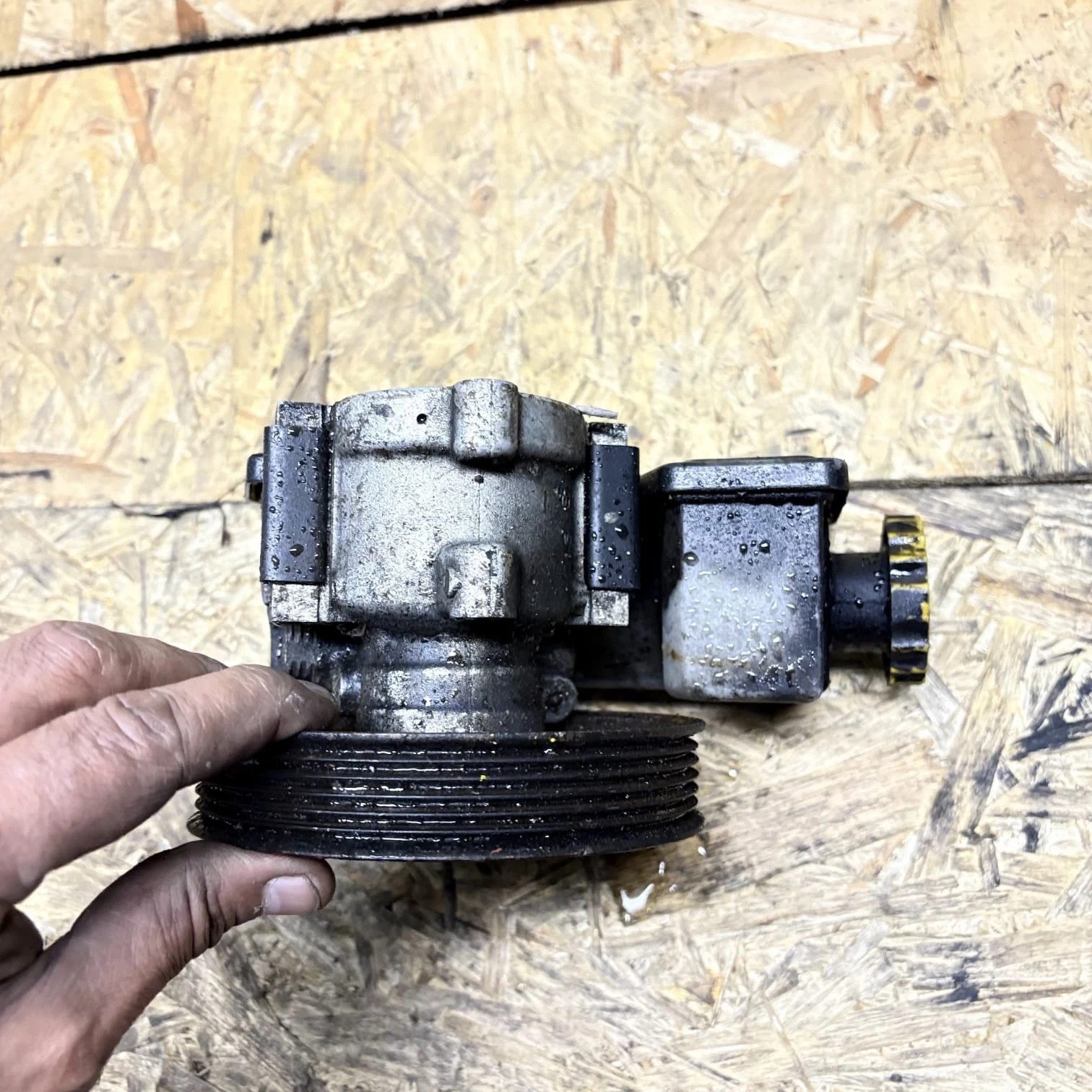 Jeep Cherokee/Liberty KJ 2003 3.7 V6 Power Steering Pump + Reservoir 52088710AB