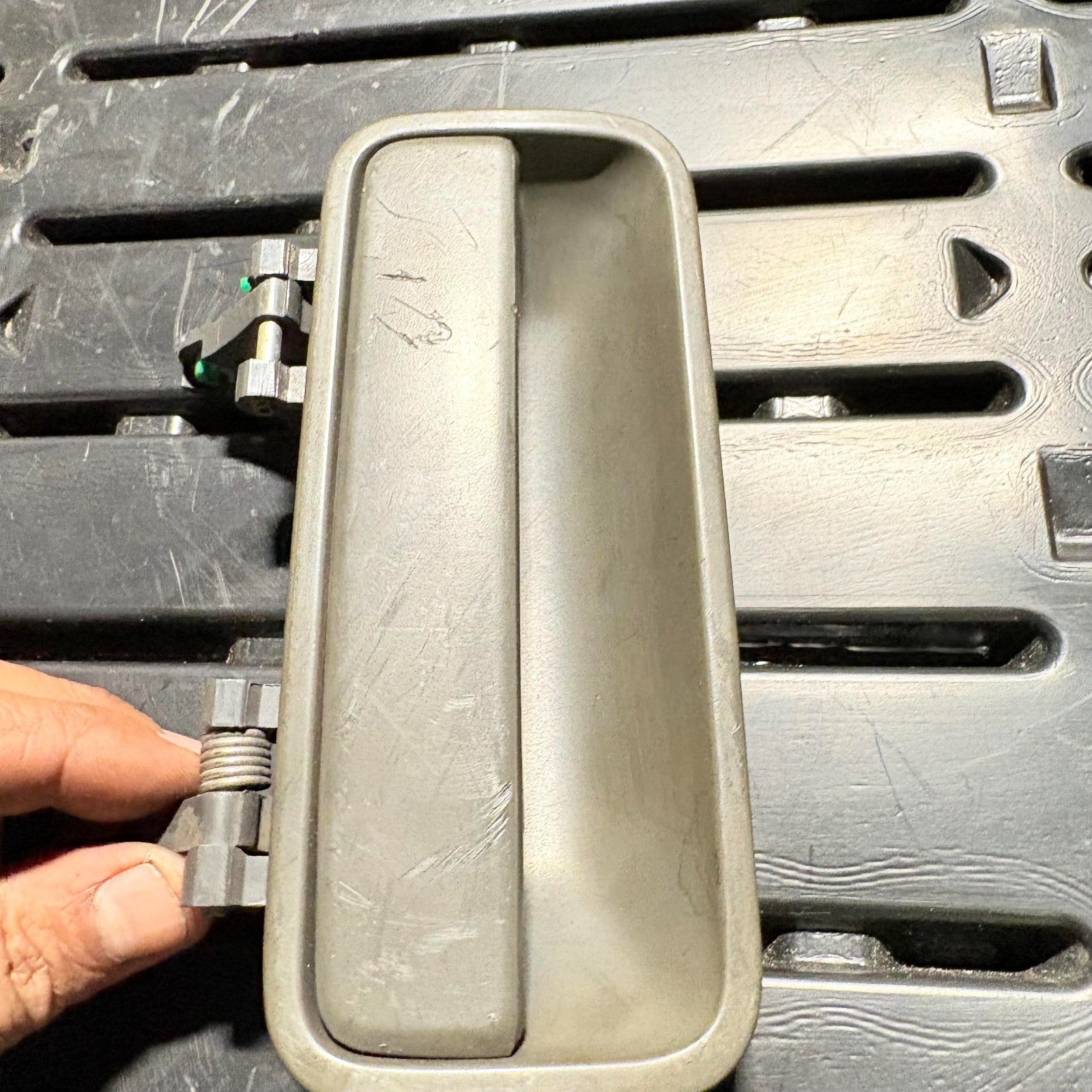 LAND ROVER FREELANDE 98-06 DOOR HANDLE REAR DRIVER RIGHT SIDE CXB101530XXX