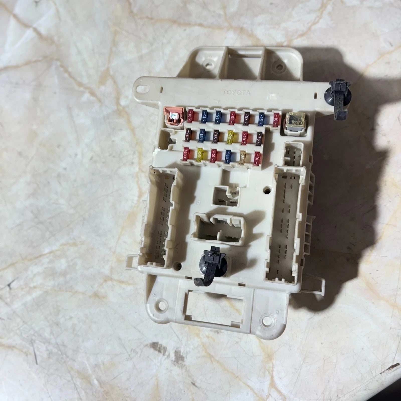 Toyota RAV4 Mk2 2001-2004 RHD Under Bonnet Fuse Box Relay Box Assembly