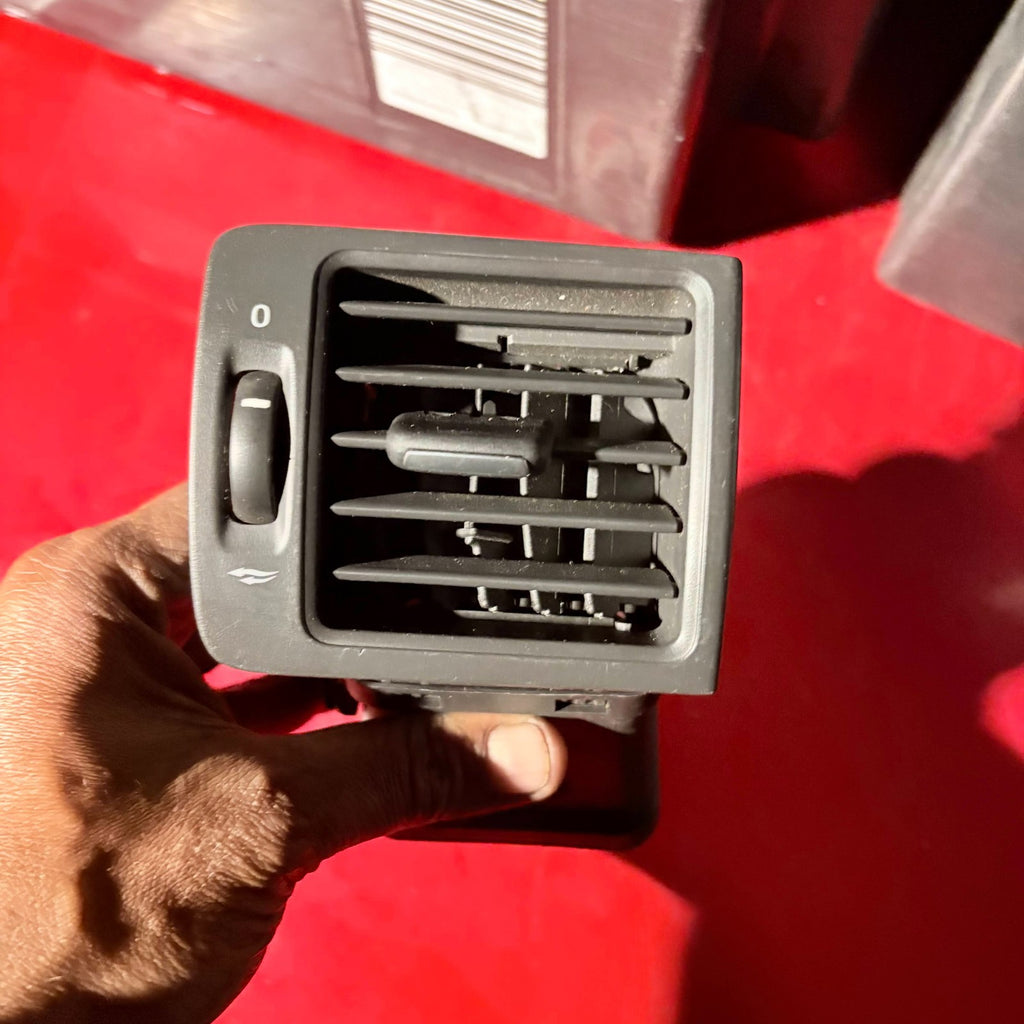 VOLVO FRONT LEFT AIR VENT (PASSENGER SIDE)