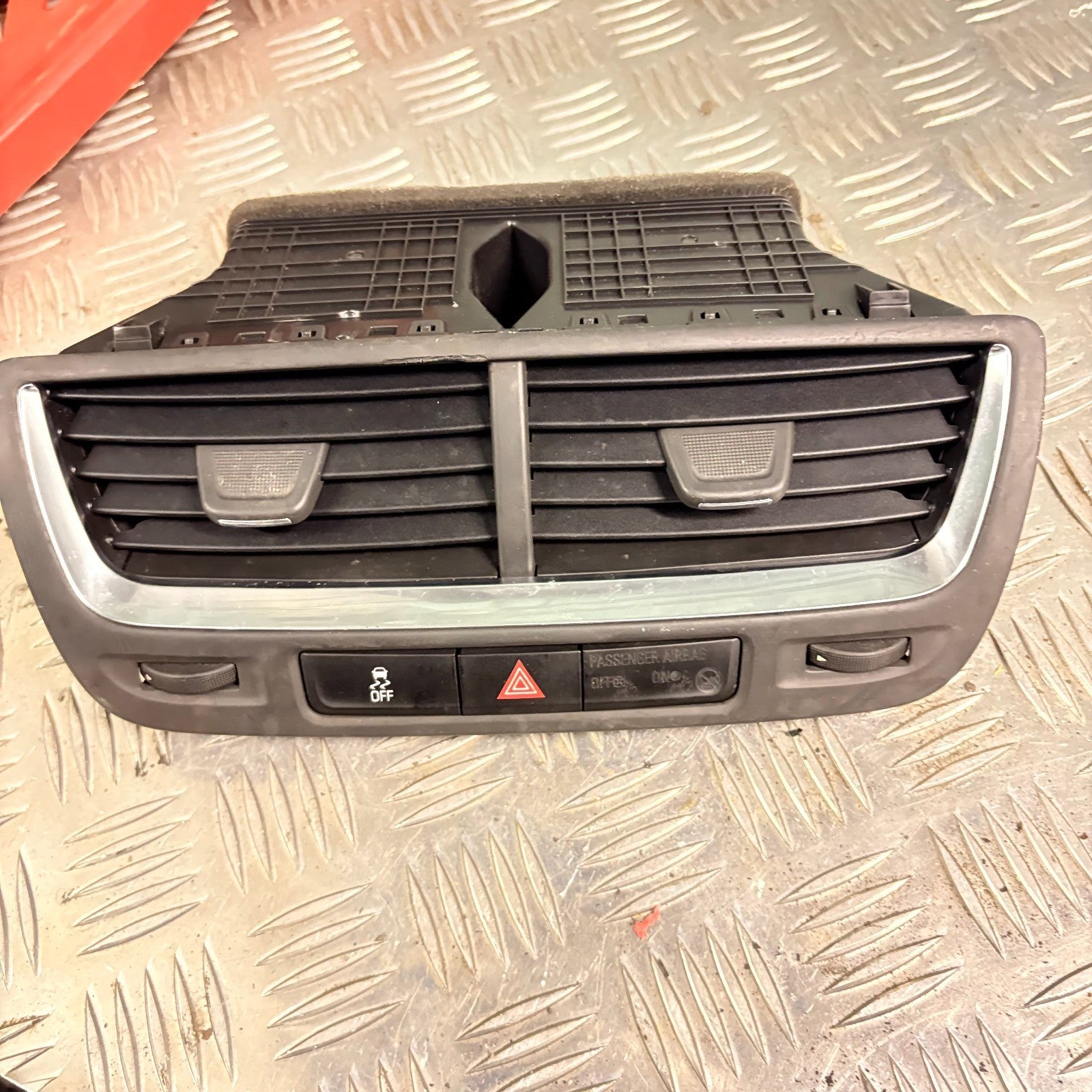 VAUXHALL MOKKA MK1 DASHBOARD AIR VENTS TRIM HAZARD SWITCH 2013 95016183