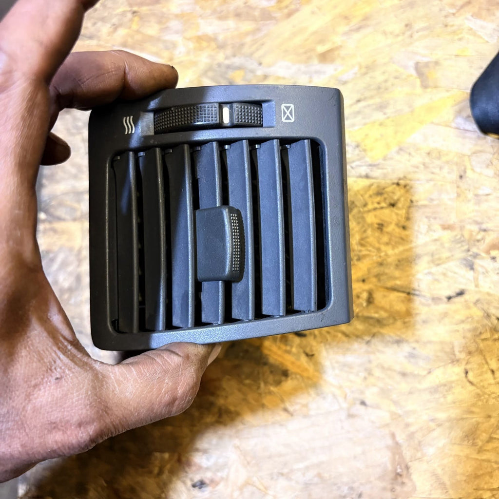 KIA SORENTO DRIVER FRONT DASH AIR VENT 97490-3E000