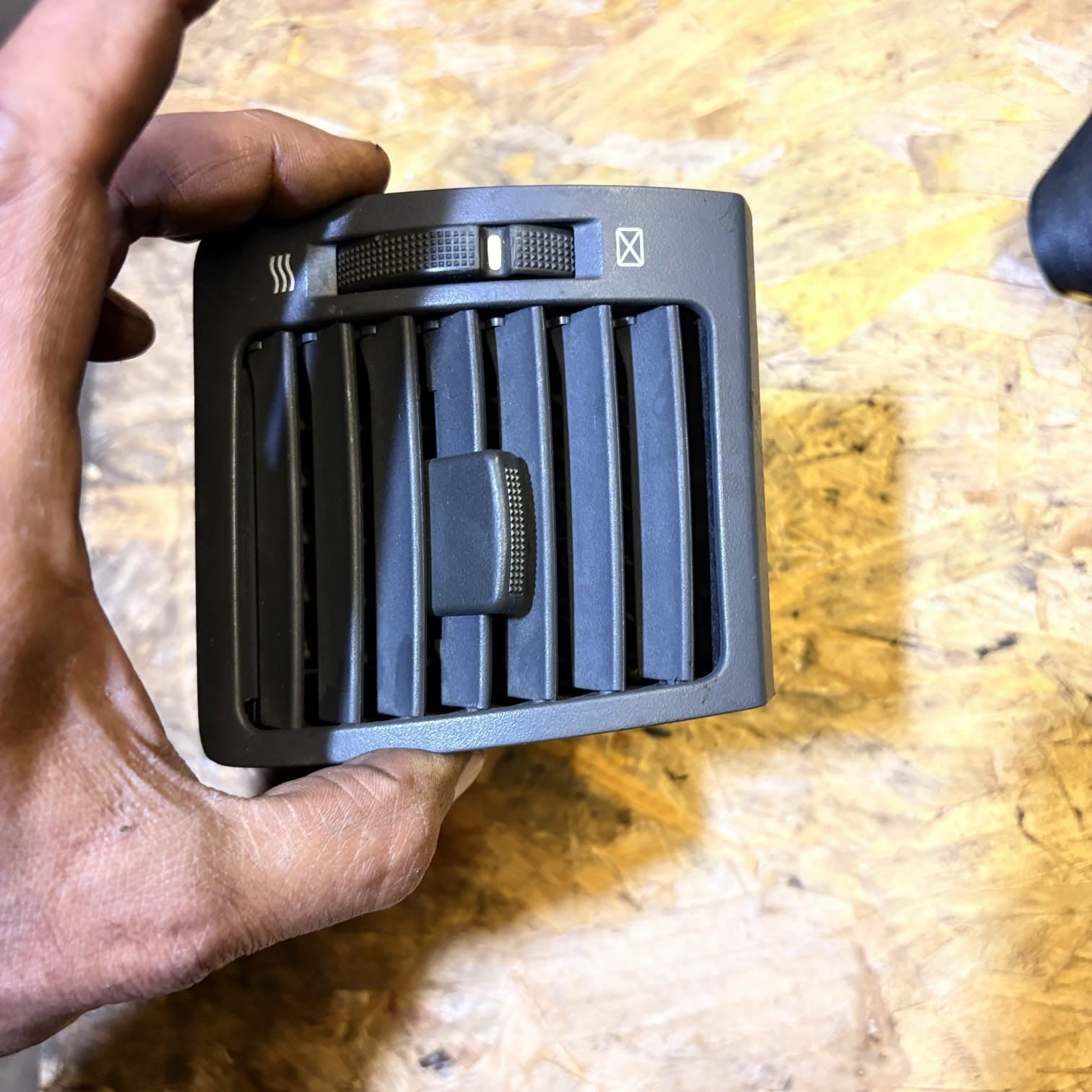 KIA SORENTO DRIVER FRONT DASH AIR VENT 97490-3E000