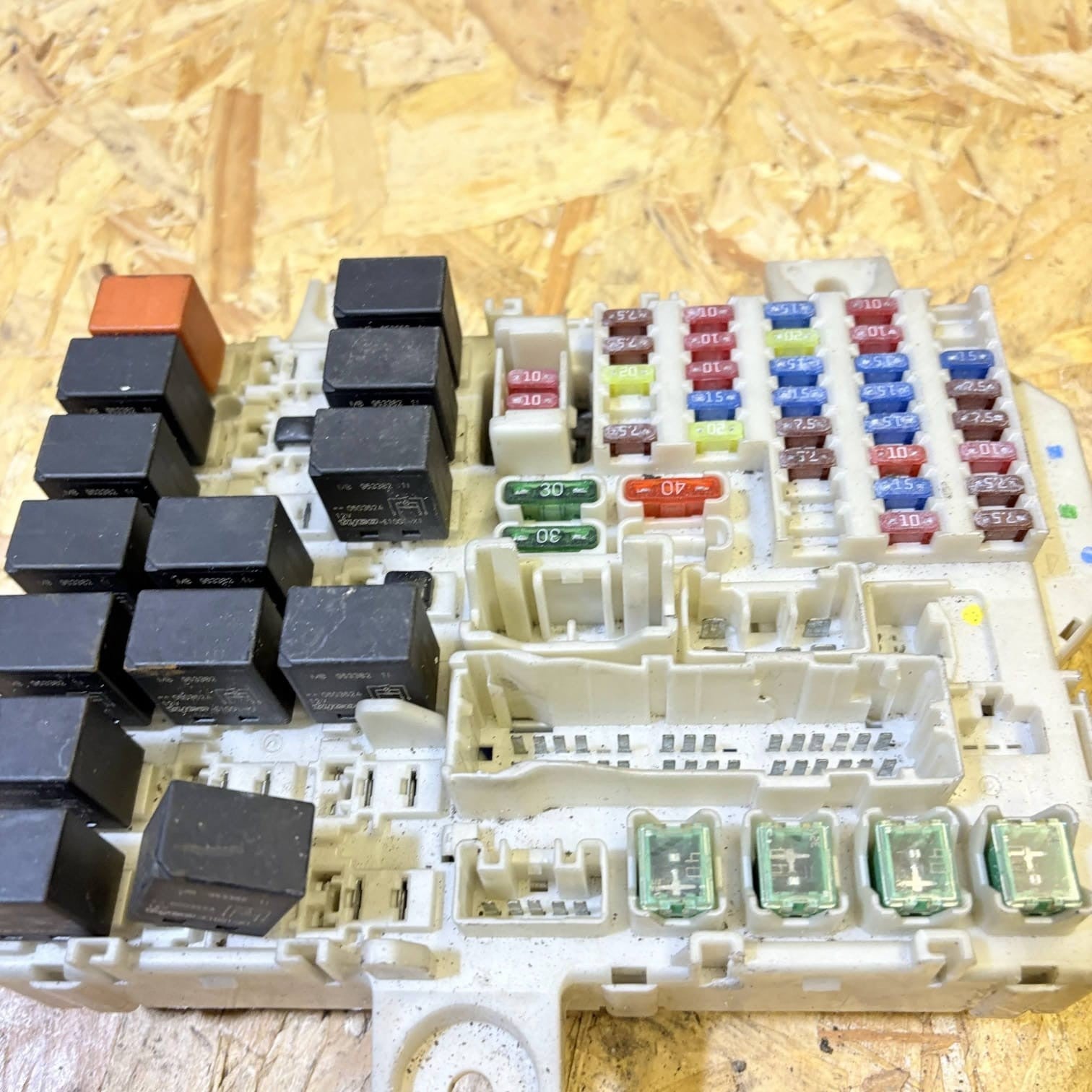 Mitsubishi Colt Smart For Four 2005 under-dash Fuse Box 1571HOA