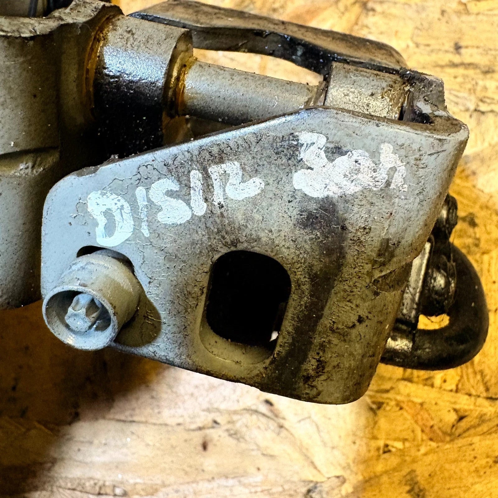 2005 VW TOUAREG REAR DOOR HINGE BOTTOM RIGHT O/S