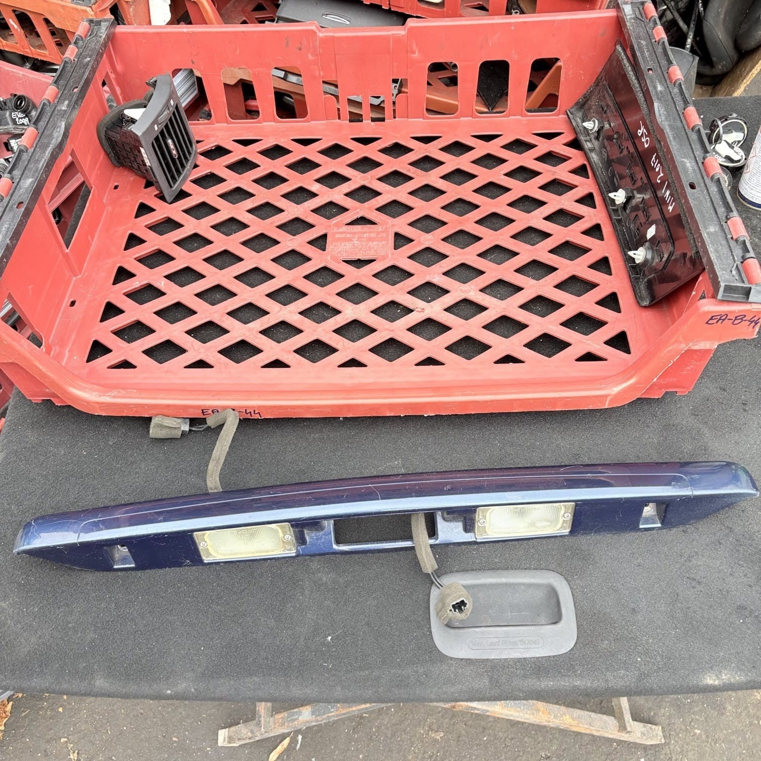 Kia Sedona 2002-2005 LOWER TAILGATE TRIM BONATTI GREY