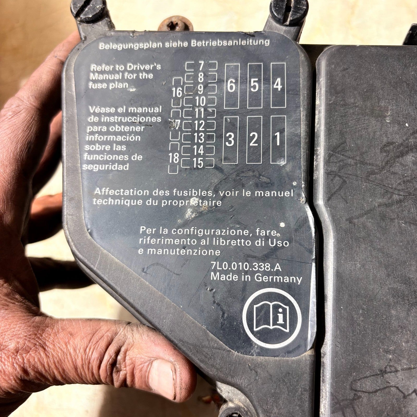 Porsche Cayenne 2003-2009 Under Bonnet Fuse Box 7L0010338A