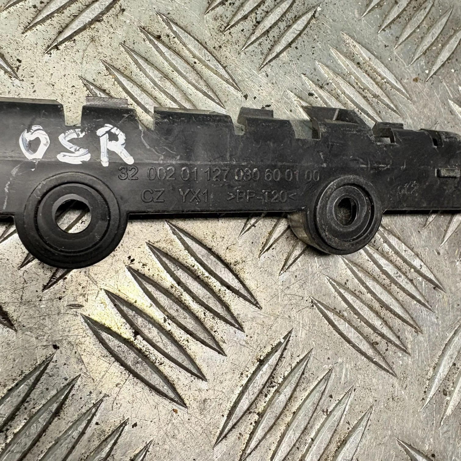SKODA FABIA 5J MK2 2011 HATCH 5DR REAR CENTRE DRIVER BUMPER BRACKET 5J6807394