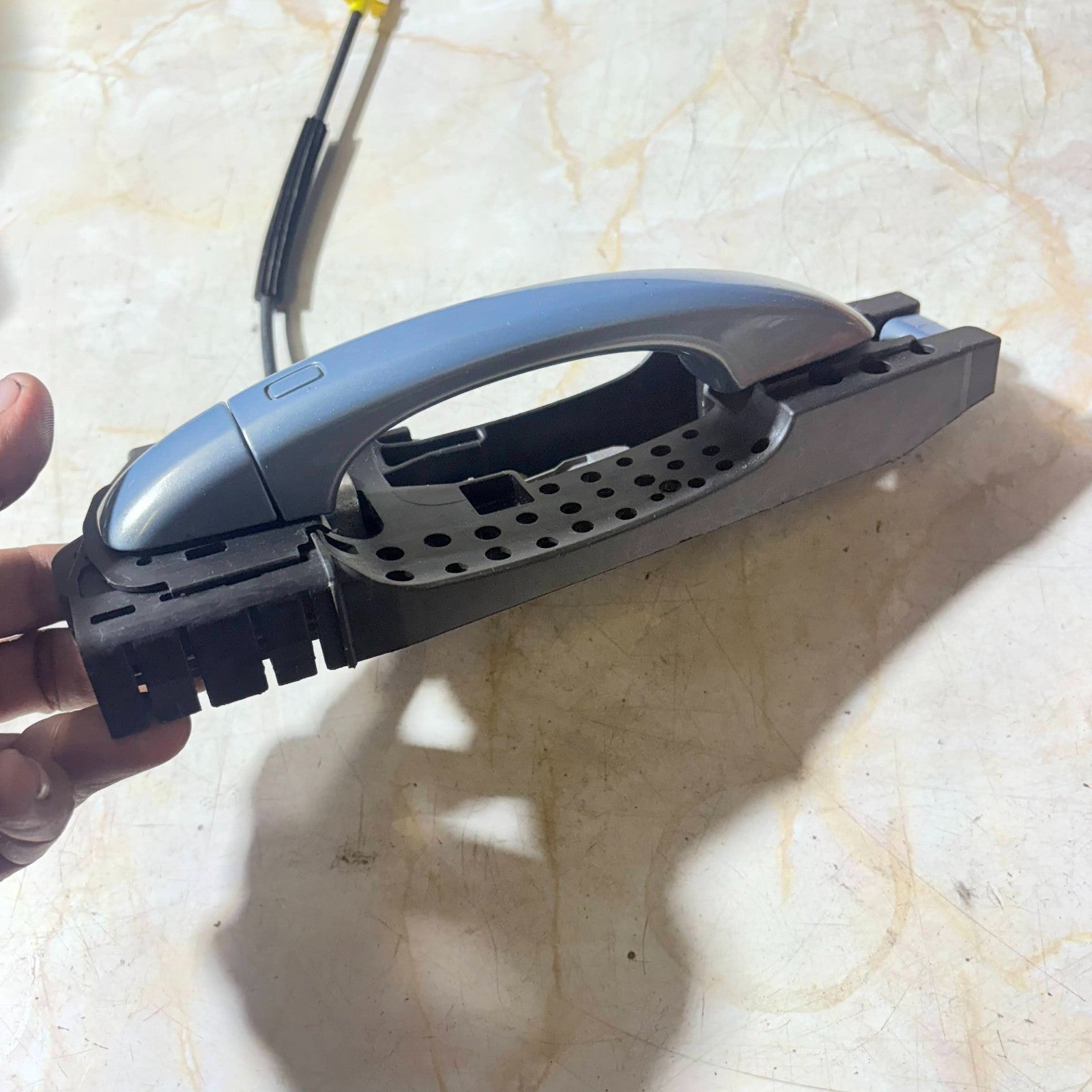 AUDI A4 B9 8W 2016-2019 REAR LEFT PASSENGER EXTERIOR DOOR HANDLE BRACKET
