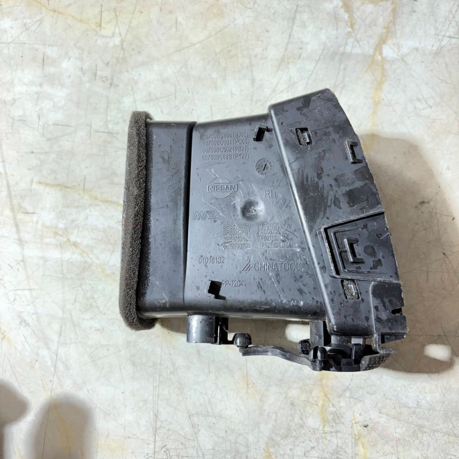 Nissan Dash Board Air Vent 68750BC600