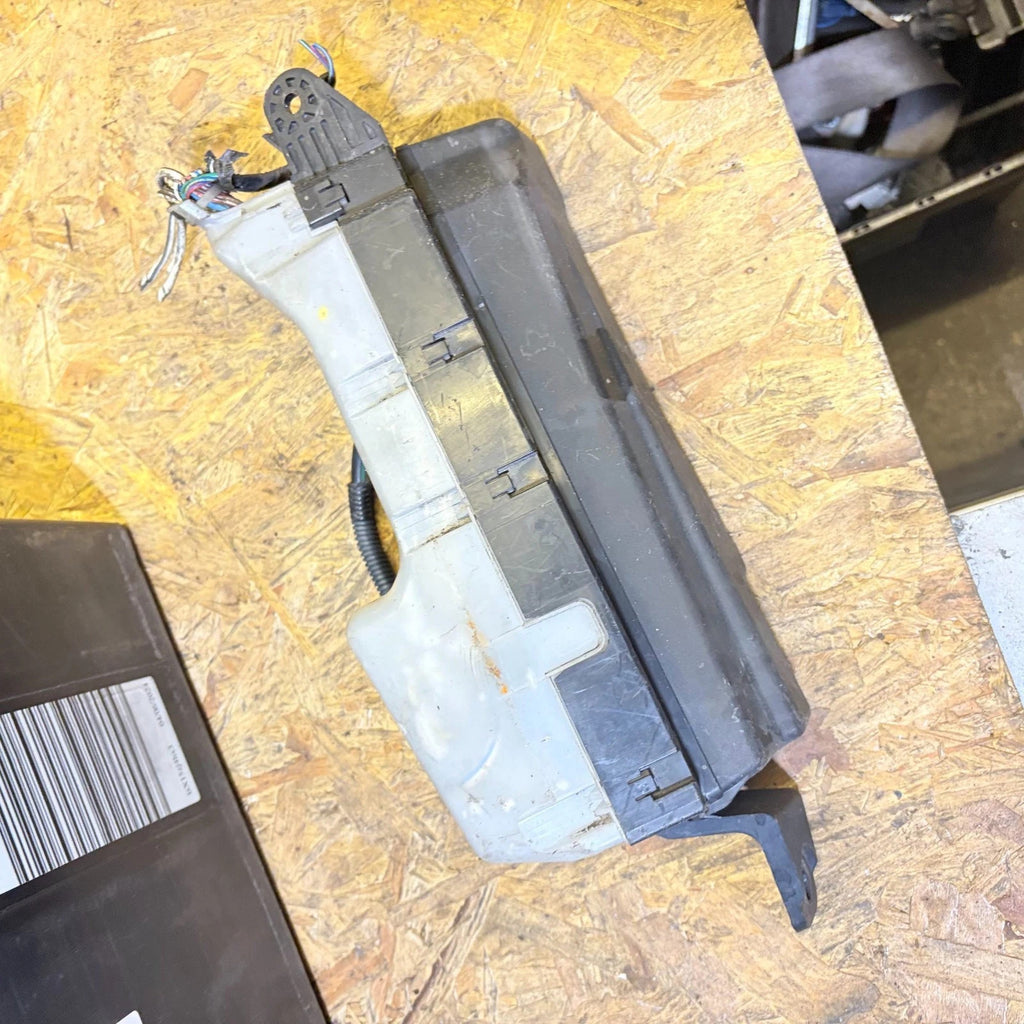 Toyota Avensis T250 2004 Engine Bay Fuse Box Relay Junction Box Fuseboard
