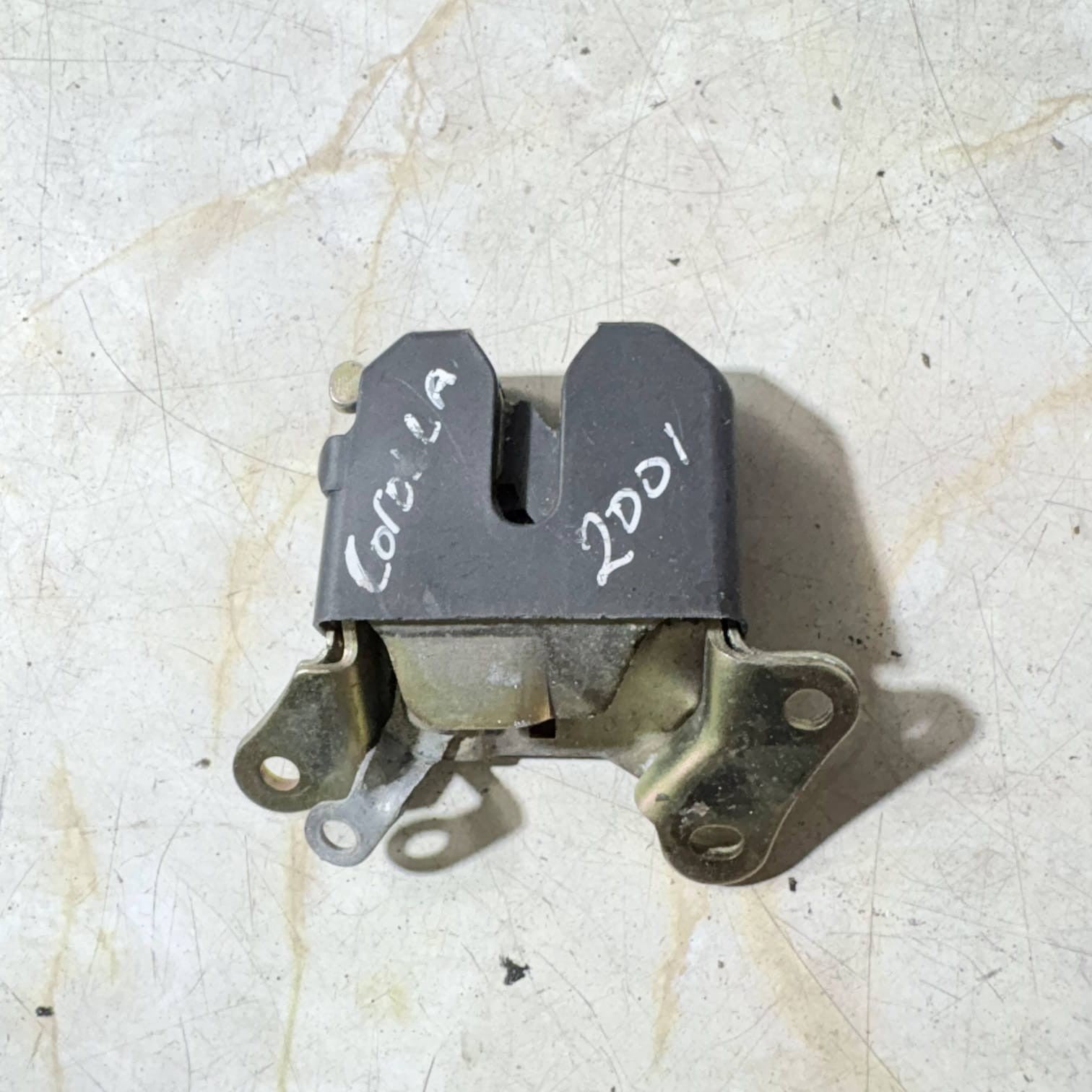Toyota Corolla boot tailgate lock 2001