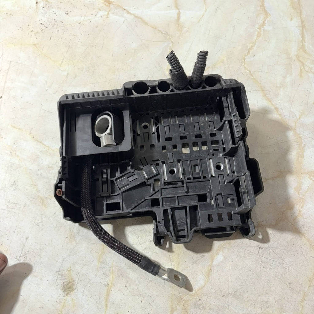 VAUXHALL ADAM BATTERY FUSE BOX 525230582 POWER BOARD 1.4 PETROL A14XEL 2015