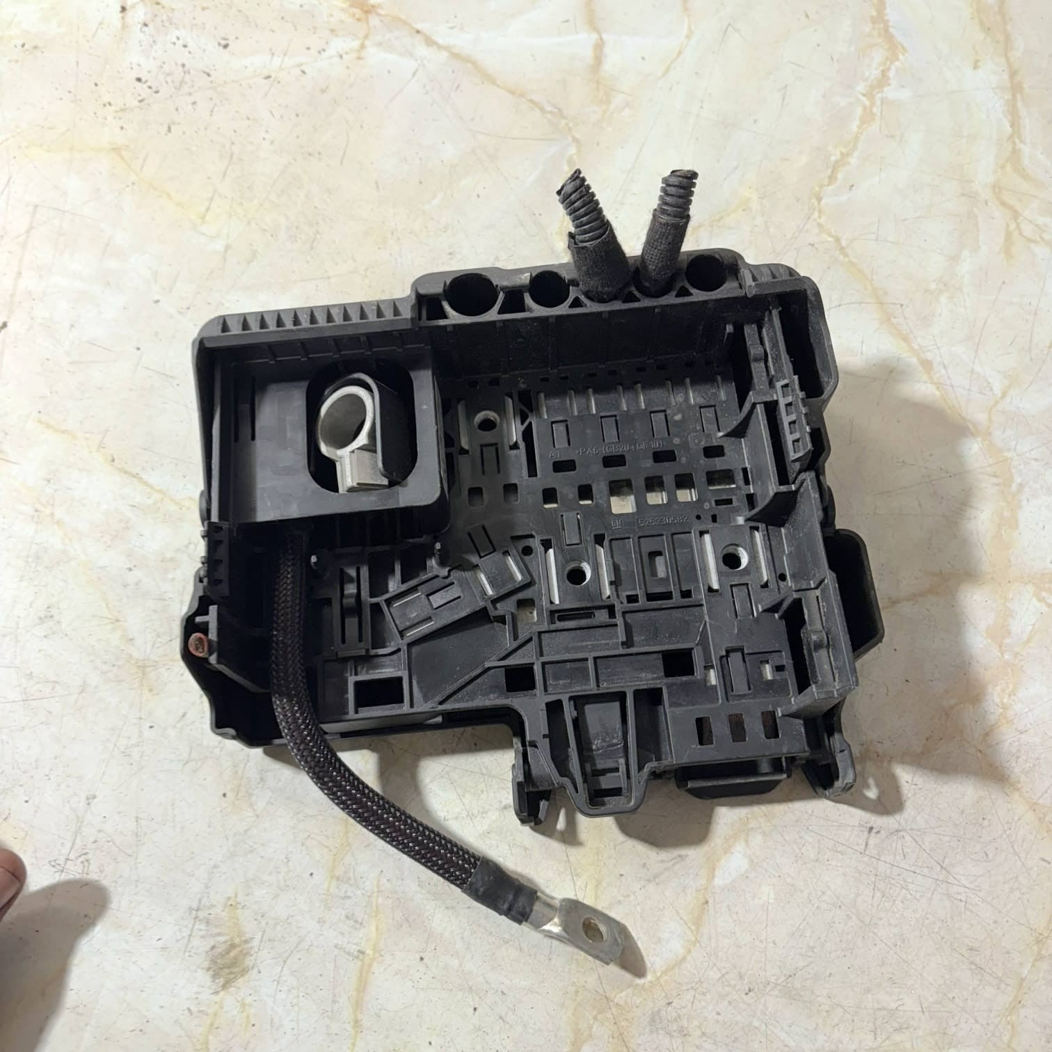 VAUXHALL ADAM BATTERY FUSE BOX 525230582 POWER BOARD 1.4 PETROL A14XEL 2015