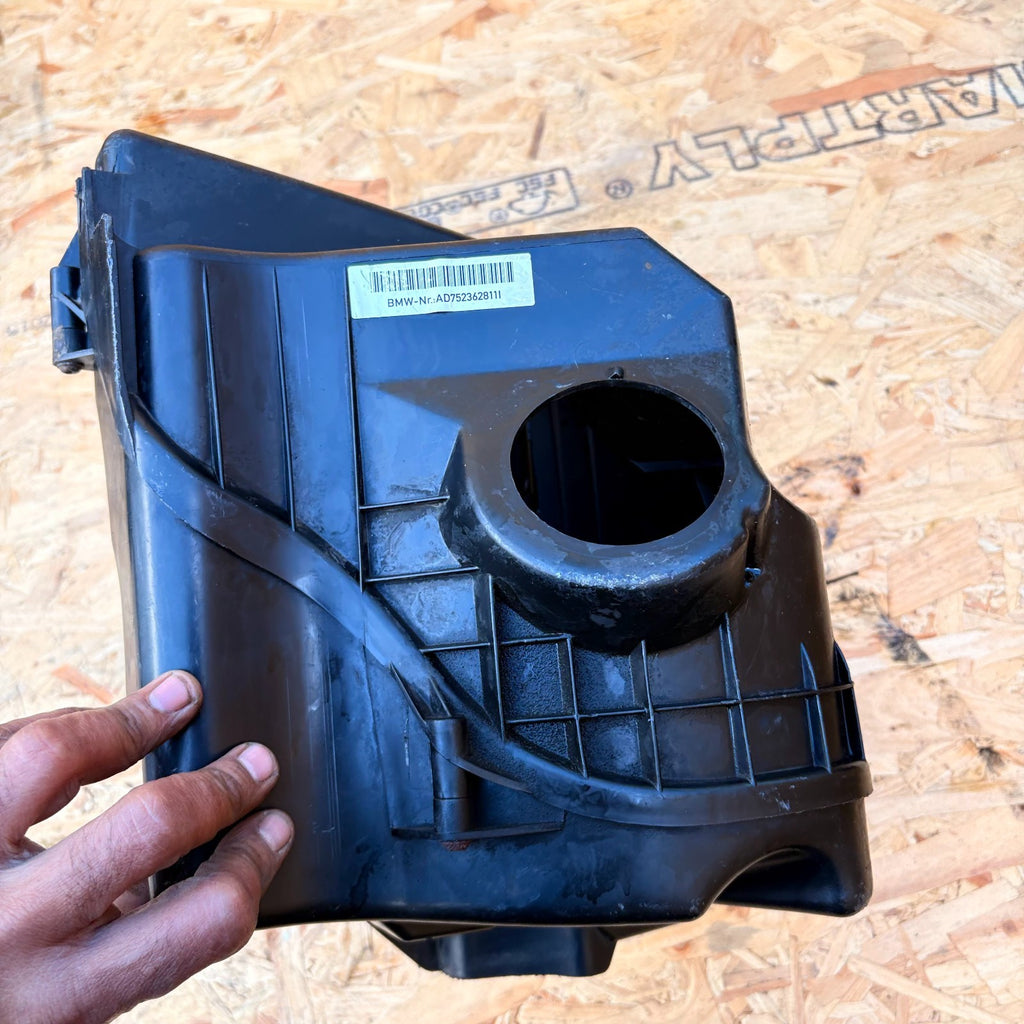 BMW 1 SERIES E87 116I 2004-2011 AIRBOX INTAKE FILTER HOUSING 13717523628