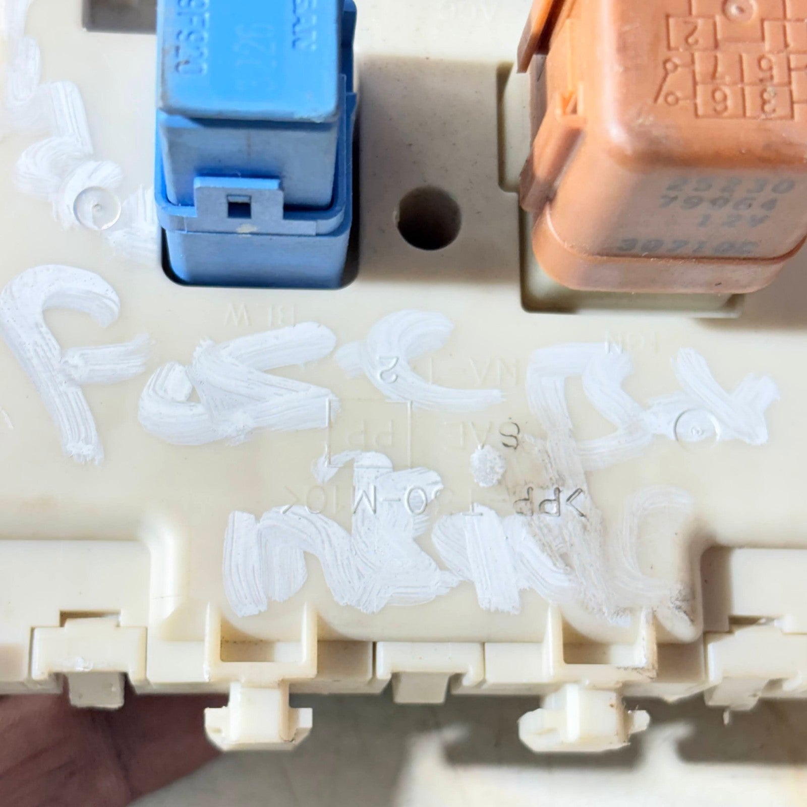 NISSAN PRIMERA FUSE BOX 24350-AV700 2001-2008