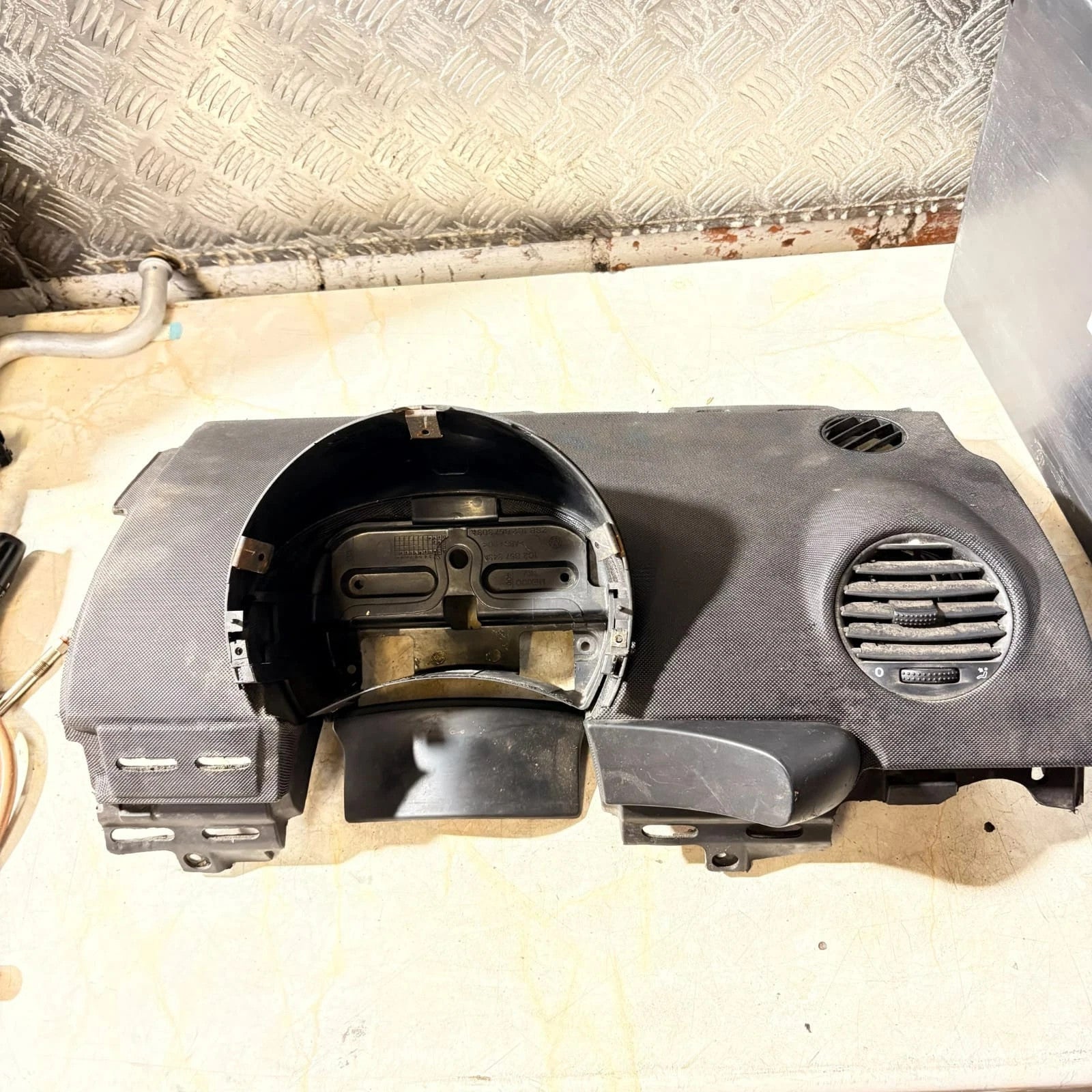 VW2000BEETLE CABRIOLET 1Y CONVERTIBLE LUNAUPPERDASH SPEEDOSURROUND 1C2858454 OSF