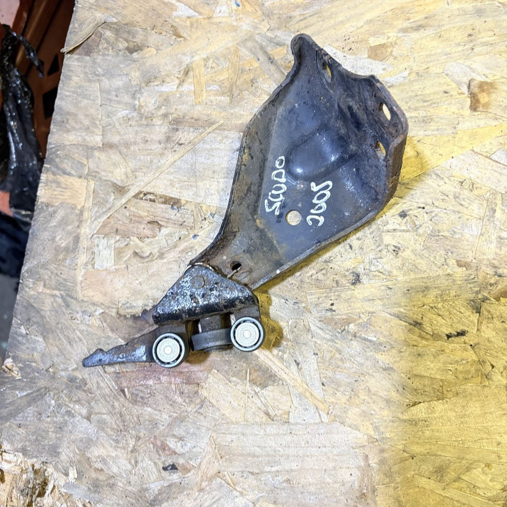 FIAT SCUDO PEUGEOT EXPERT CITROEN DISPATCH BOTTOM ROLLER BRACKET 2005